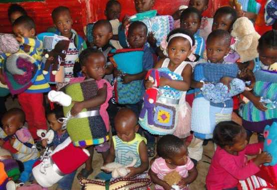 Knit-a-Square Spendenübergabe in einem Kinderheim &copy; Foto: Knit-a-Square