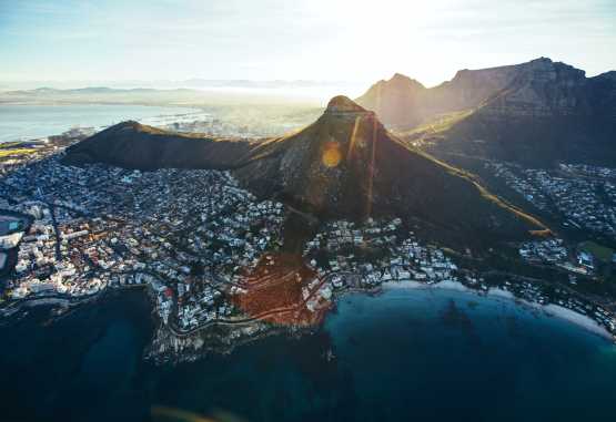 Der Lions Head im Vordergrund und der Tafelberg im Hintergrund rahmen die Bucht um Kapstadt eindrucksvoll ein. Sie versprechen ein abwechslungsreiches Wandererlebnis und spektakuläre Aussichten bereits während des Aufstiegs. &copy; Foto: Jacob Lund | Fotolia