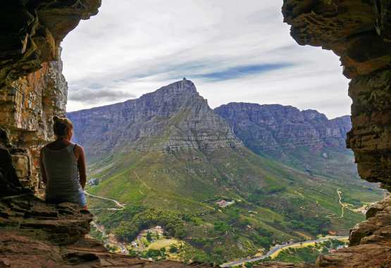Ausblick durch die Felsen beim Aufstieg auf den Tafelberg &copy; Foto: Wetraveltolive | Fotolia