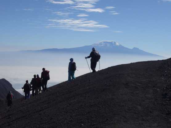 Abstieg vom Mt Meru mit Blick zum Kilimanjaro &copy; Foto: Deborah Bachmann | Wilkinson Tours