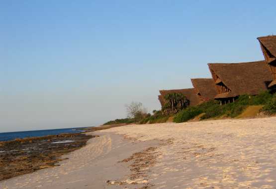 Bei Ebbe guckt das Riff aus dem Wasser. Schnorcheln kann man hiervor der Haustür, Lazy Lagoon. &copy; Foto: Svenja Penzel | Outback Africa