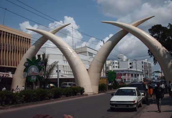 Mombasa, Stoßzahnskulpturen an der Moi Avenue &copy; Foto: Sandro Senn, Wikimedia Commons