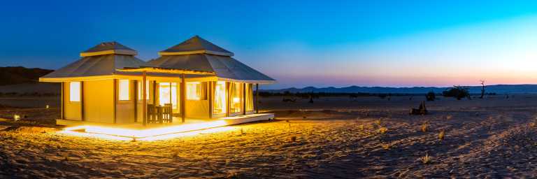 Chalet der Dead Valley Lodge bei Nacht © Foto: Roy van der Merwe