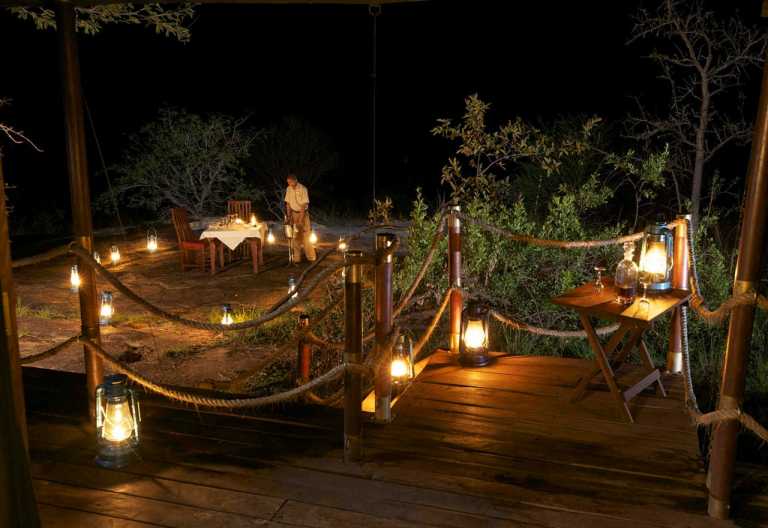 Serengeti Migration Camp, Terrasse am Abend