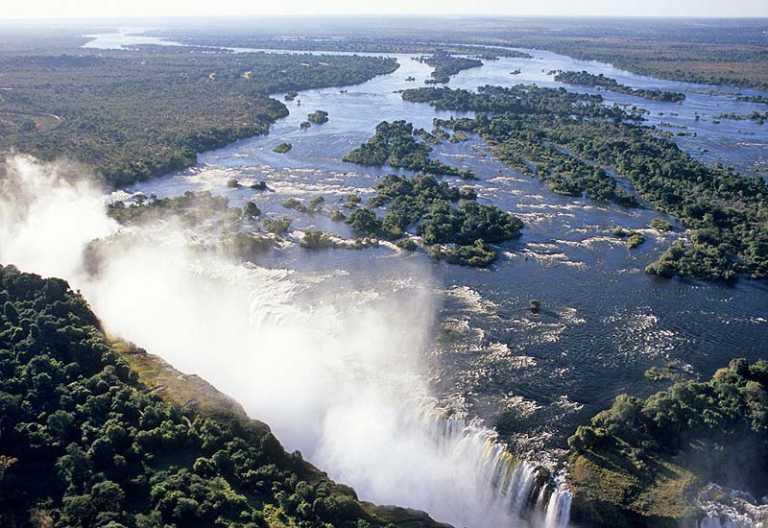 Victoria-Fälle aus der Luft bei hohem Wasserstand im Mai. &copy; Foto: Marco Penzel | Outback Africa
