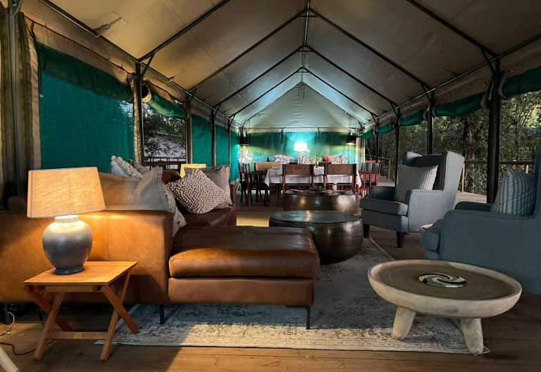 Lounge im Hauptzelt im Kala Camp © Foto: Setari Camps