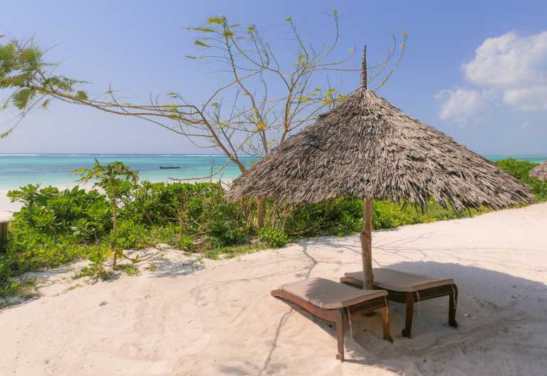 Zanzibar Pearl Boutique Hotel & Villas, Strand mit beschatteten Liegen © Foto: Zanzibar Pearl Boutique Hotel & Villas