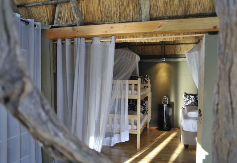 Einige der Chalets haben ein separates Kinderschlafzimmer. © Foto: Marco Penzel | Outback Africa