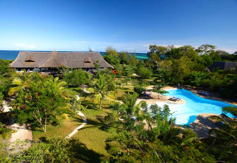 Blick auf das Haupthaus und den Pool von der Tower Lounge, Kinondo Kwetu © Foto: Kinondo Kwetu