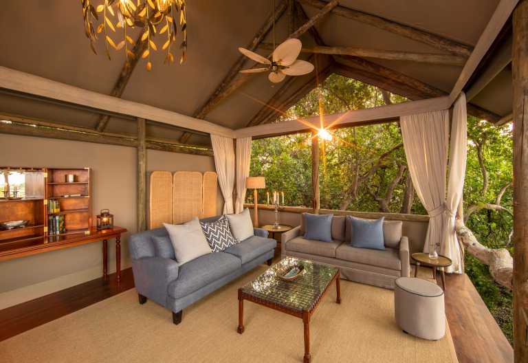Loungebereich im Shinde Camp © Foto: Ker& Downey