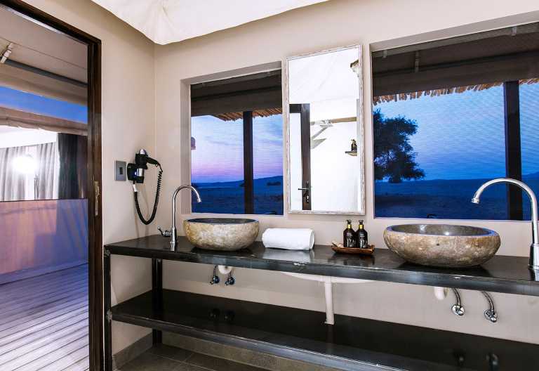 Badezimmer in einem Chalet der Dead Valley Lodge © Foto: Roy van der Merwe
