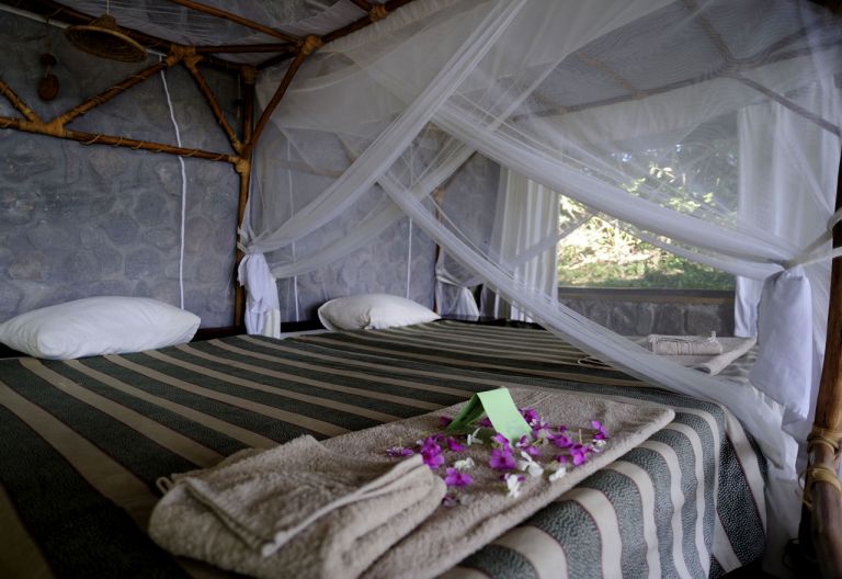 Bett mit Dekoration im Mvuu Camp © Foto: Marco Penzel | Outback Africa