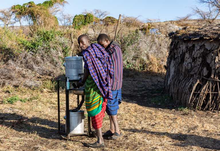 Händewaschen am Eingang eines Massai-Dorfes © Foto: Marco Penzel | Outback Africa