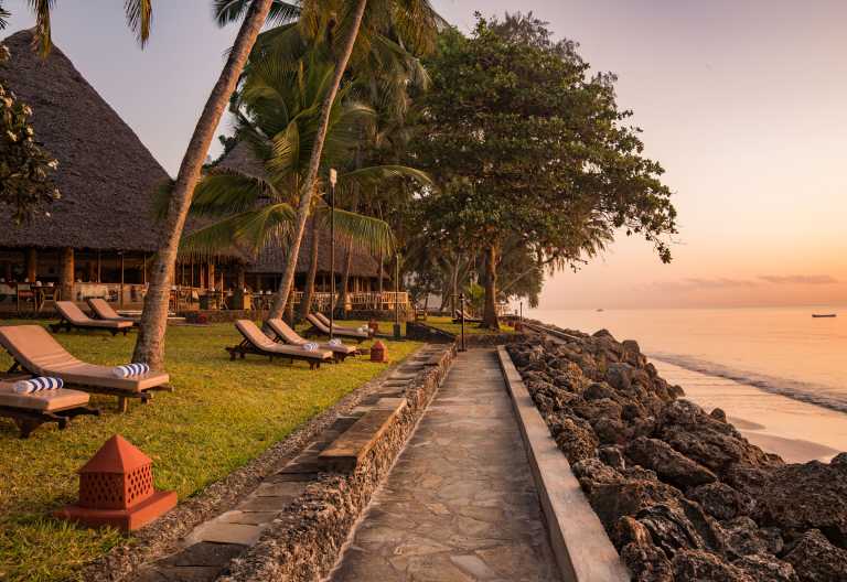 LIegen mit Blick aufs Meer, Severin Sea Lodge, Kenia © Foto: Severin Safaris
