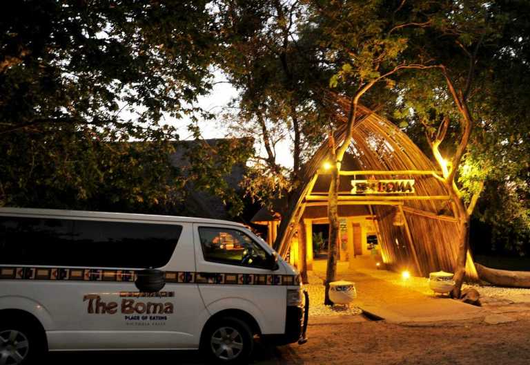 Victoria Falls Safari Club, Shuttlebus und Eingang des The Boma Restaurant © Foto: Albida Tourism