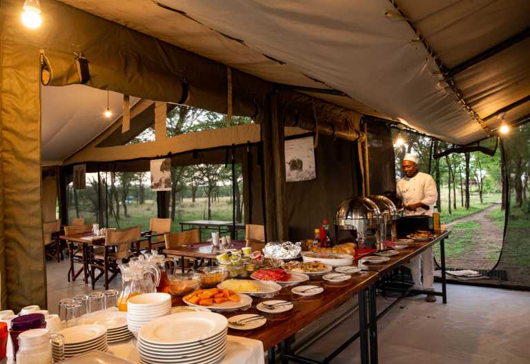 Frühstücksbuffet im Messezelt des Kati Kati Tented Camp © Foto: Tanganyika Wilderness Camps