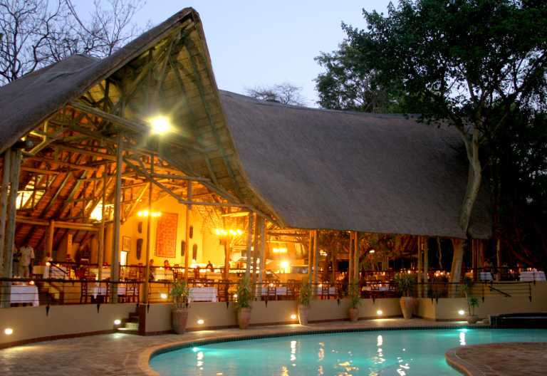 Restaurant und Pool der Chobe Safari Lodge © Foto: Chobe Safari Lodge