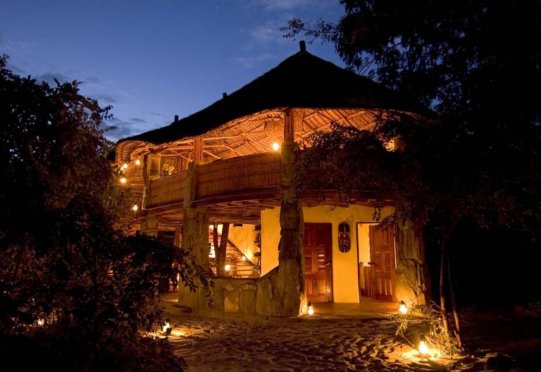 Haupthaus der Nkwichi Lodge von außen