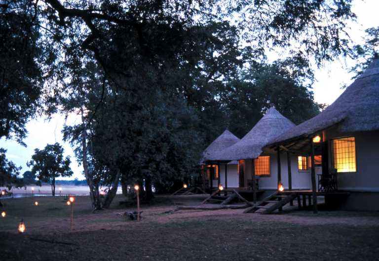 Nsefu Camp, beleuchtete Chalets © Foto: Robin Pope Safaris