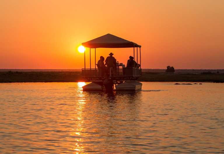 Bootsfahrt im Sonnenuntergang, Chobe Game Lodge © Foto: Desert&Delta