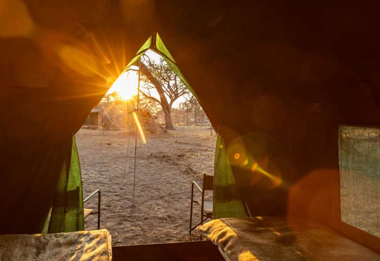 Komfortable Zeltsafari in Botswana: Hauszelt im Sonnenaufgang. © Foto: Bush Ways Safaris