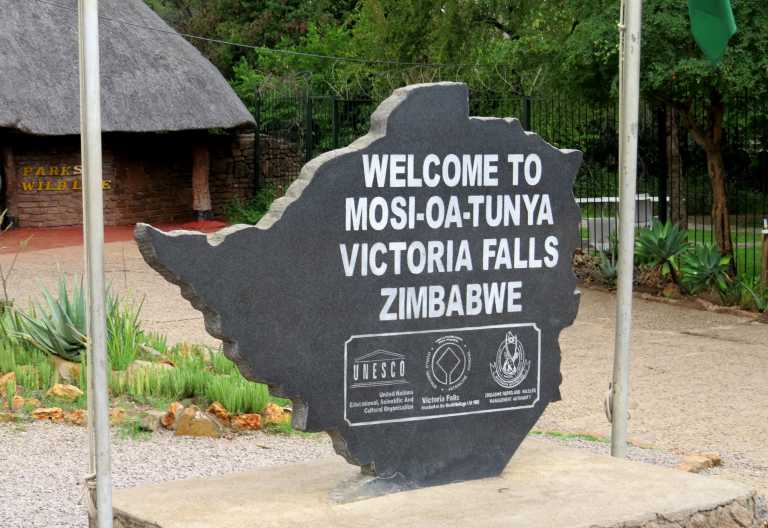 Schild am Eingang des  Victoria Falls Nationalparks, Simbabwe &copy; Foto: S.Schlesinger | Outback Africa
