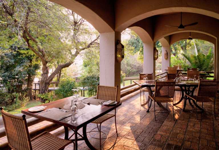 Terrasse des Hauptbereiches der Chobe Game Lodge © Foto: Desert&Delta