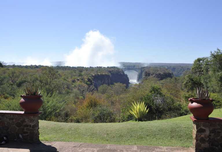 Von der Hotelterrasse schaut man auf die Brücke über den Sambesi und die Gischt der Victoria-Fälle. © Foto: Marco Penzel | Outback Africa