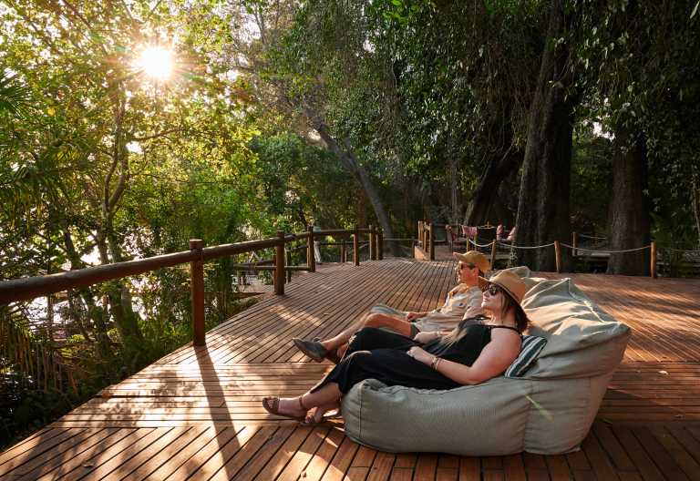 Sitzsäcke im Hauptbereich der Xugana Island Lodge © Foto: Desert & Delta