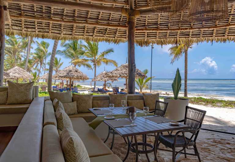 Dinner mit Ausblick auf den herrlichen Sandstrand vor dem Breezes Beach Club © Foto: Breezes Beach Club