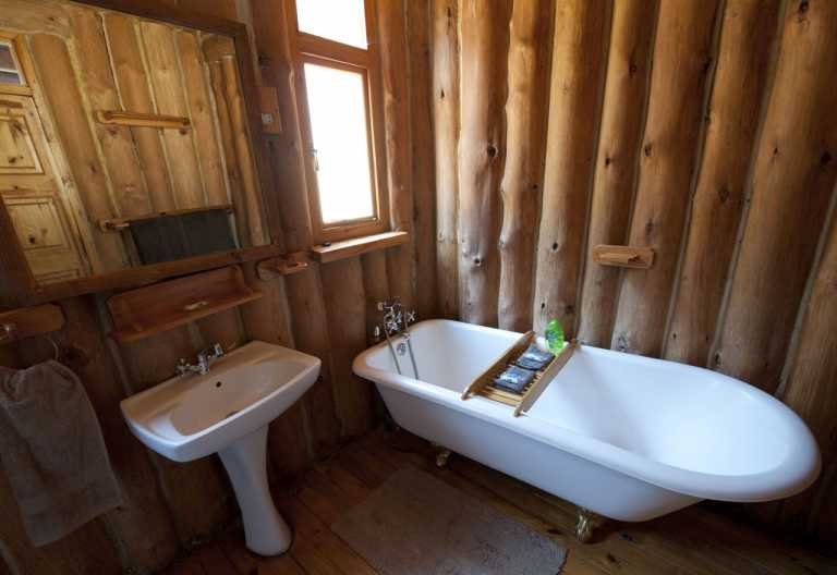 Badezimmer mit Badewanne in der Chelinda Lodge © Foto: Mike Myers