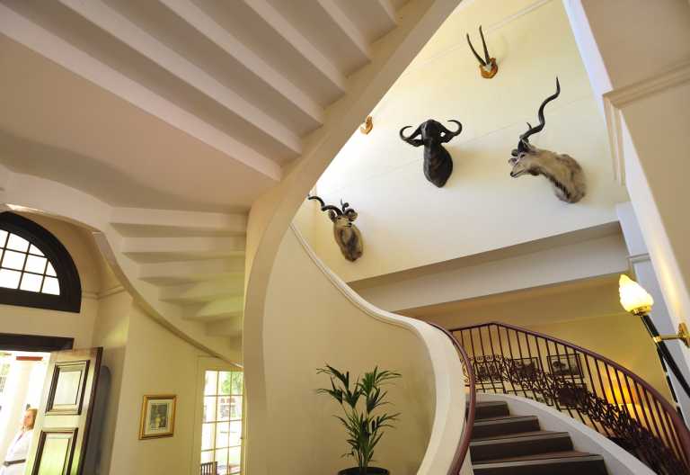 Treppenhaus im Eingang des Victoria Falls Hotels © Foto: Marco Penzel | Outback Africa