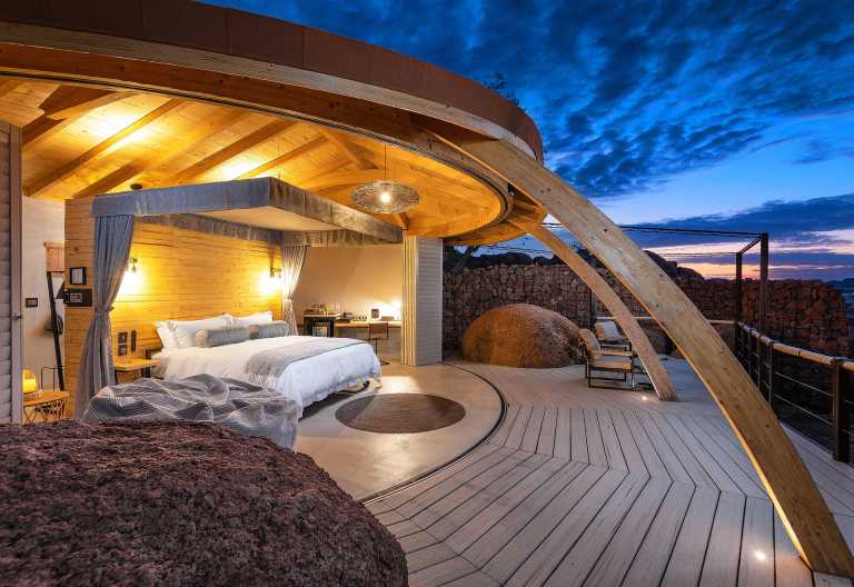 Onduli Ridge: Das Bett in der Suite kann unter den freien Himmel © Foto: CreativeLAB | Ultimate Safaris