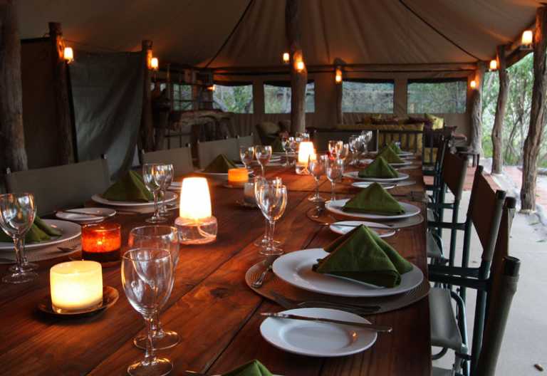 Abendessen im Sango Safari Camp