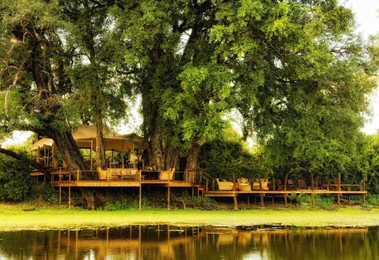 Kanga Bush Camp, Hauptbereich vom Wasser aus gesehen