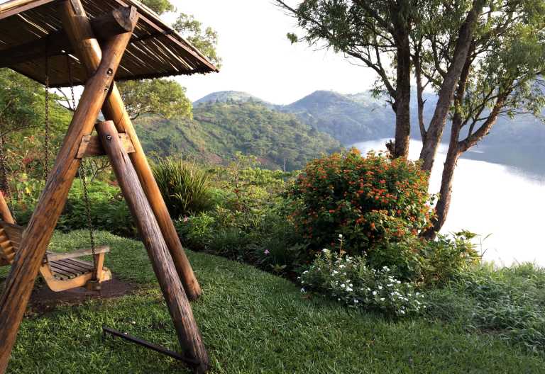 Hollywoodschaukel mit Blick auf den Kratersee © Foto: Svenja Penzel | Outback Africa