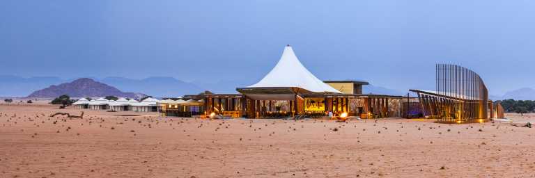 Panoramablick auf das Hauptgebäude der Dead Valley Lodge © Foto: Roy van der Merwe