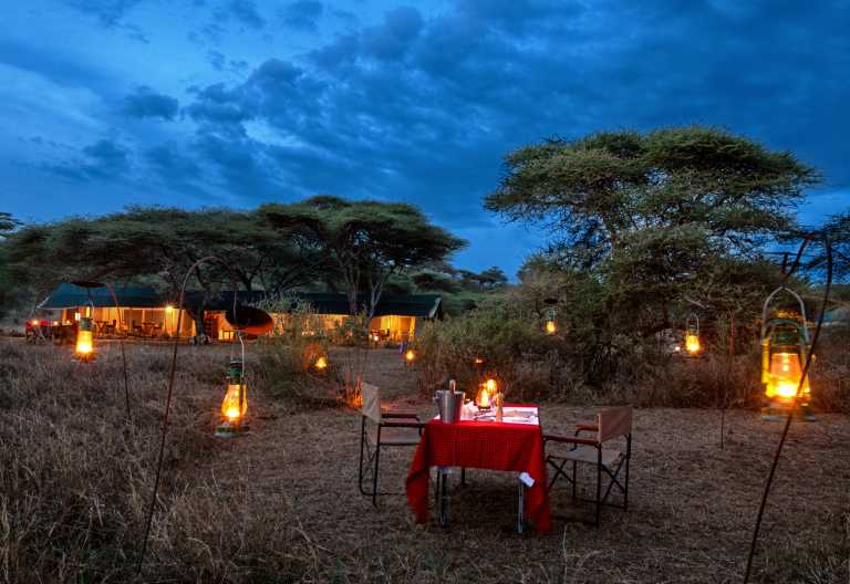 Buschdinner im Serengeti Woodlands Camp © Foto: Karibu Camps & Lodges