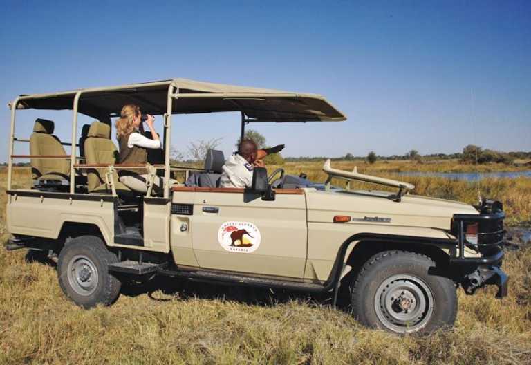 Pirschfahrt im offenen Allradwagen der Khwai River Lodge © Foto: Philip Schedler