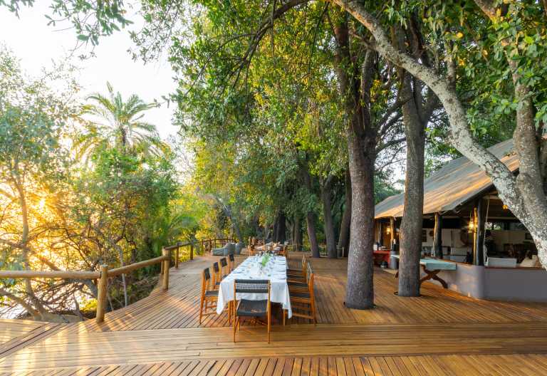 Dinner auf der Terrasse der Xugana Island Lodge © Foto: Stuart Parker for Desert& Delta Safaris