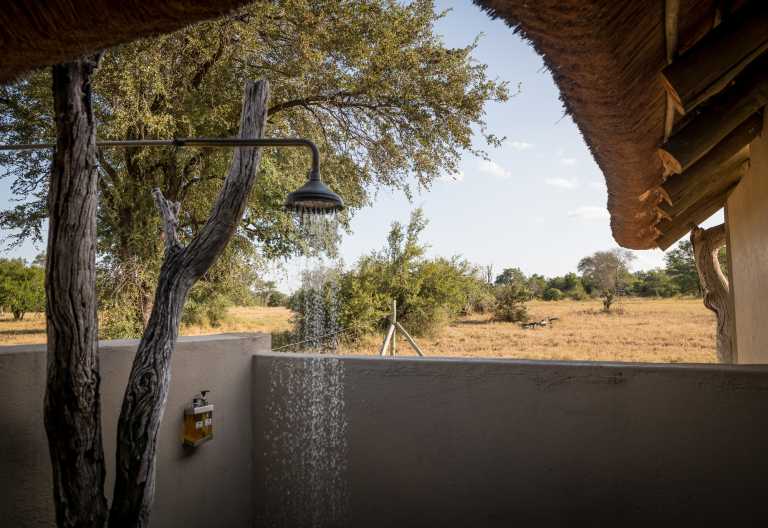 Offenes Badezimmer in einem Zimmer der Umkumbe Safari Lodge © Foto: Umkumbe Safari Lodge