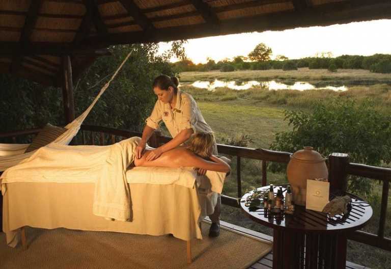 Massage auf der privaten Veranda eines Chalets der Khwai River Lodge © Foto: Philip Schedler