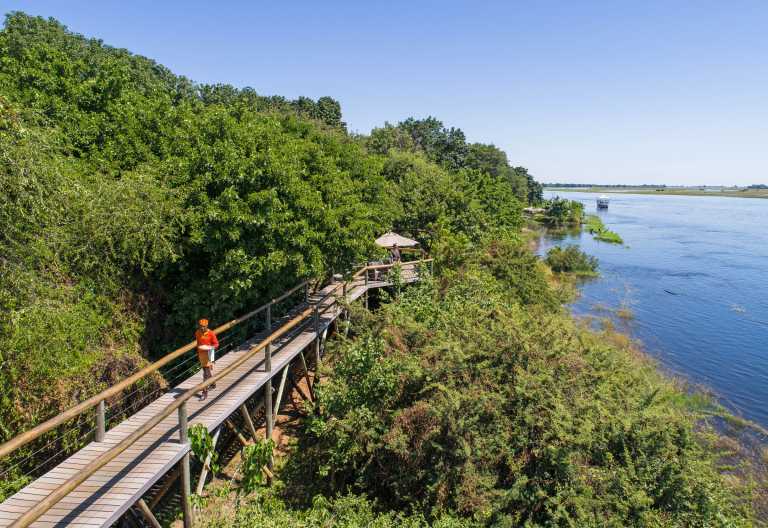 Erhöhter Steg mit Ausblick auf den Chobe, Chobe Game Lodge © Foto: James Gifford for Desert& Delta