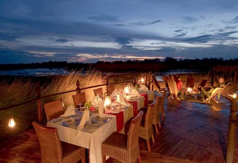 Drinks am Lagerfeuer vor dem Dinner im Baines’ Camp