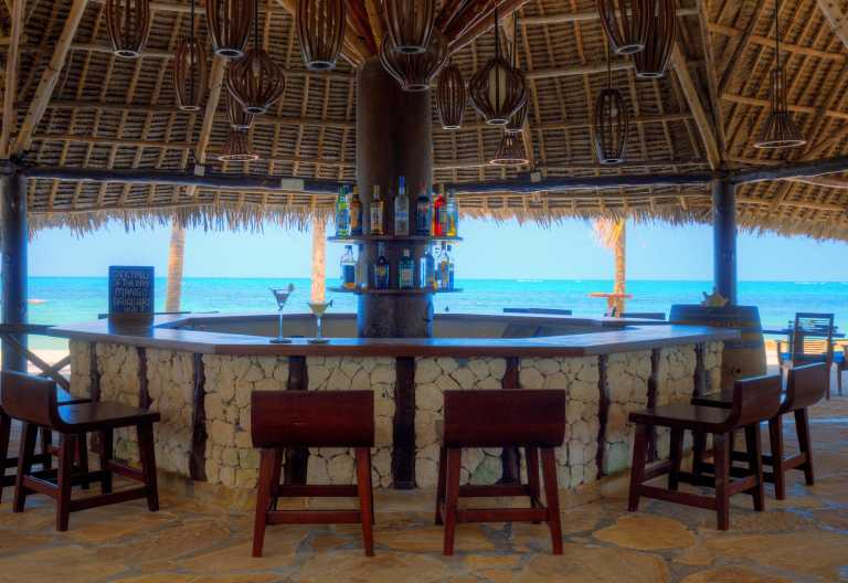 Bar am Strand des Bluebay Beach Resort and Spa © Foto: Bluebay Beach Resort and Spa
