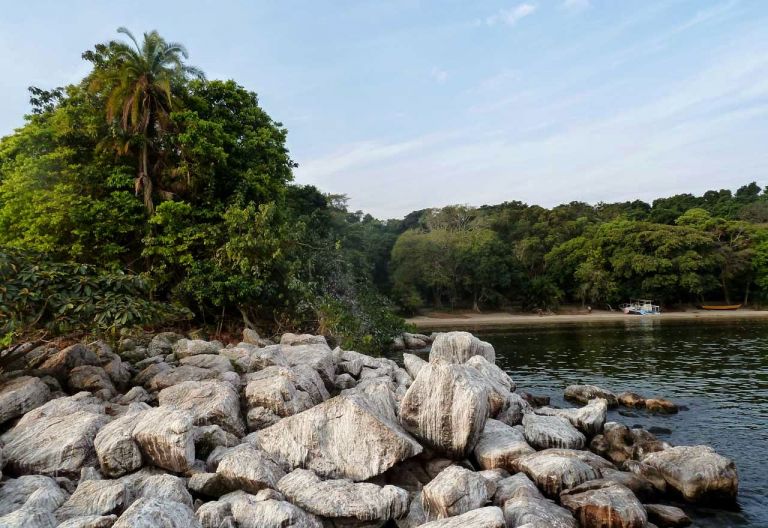 Rubondo Island Camp, Felsen und Strand auf Rubondo Island
