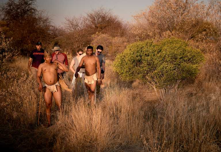 Buschleute mit Gästen der Deception Valley Lodge auf Pirschwanderung © Foto: Deception Valley Lodge