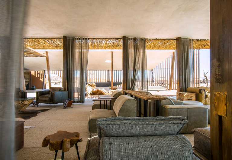 Lounge der Dead Valley Lodge © Foto: Roy van der Merwe
