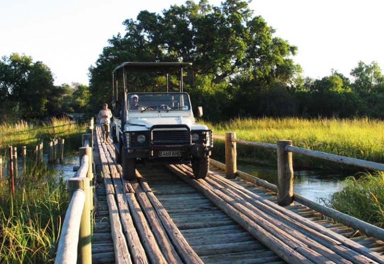 Zum Camp gelangt man über eine abenteuerliche Brücke über den Khwai © Foto: Svenja Penzel | Outback Africa