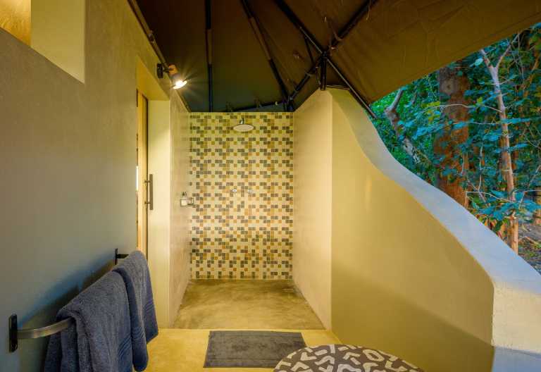 Tena Tena, Dusche © Foto: Robin Pope Safaris